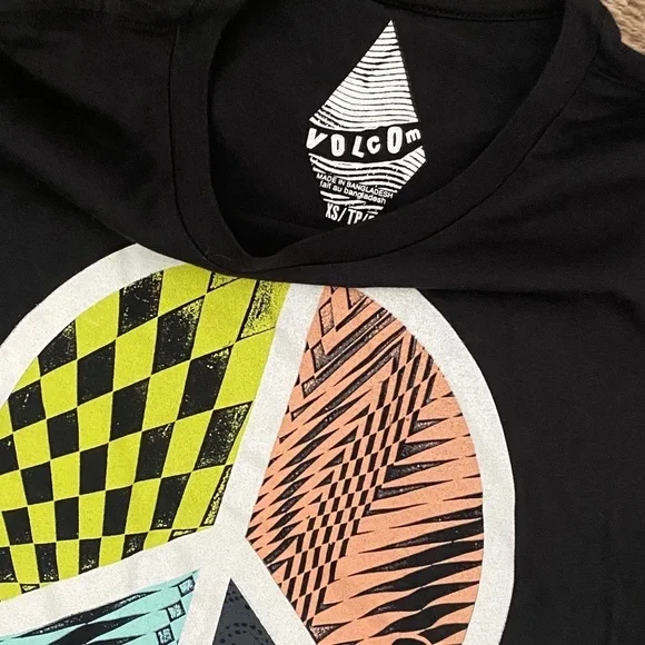NWT VOLCOM * Black Peace Geometrical Graphic Tee Shirt Top Women’s XS XSMALL - Picture 4 of 4